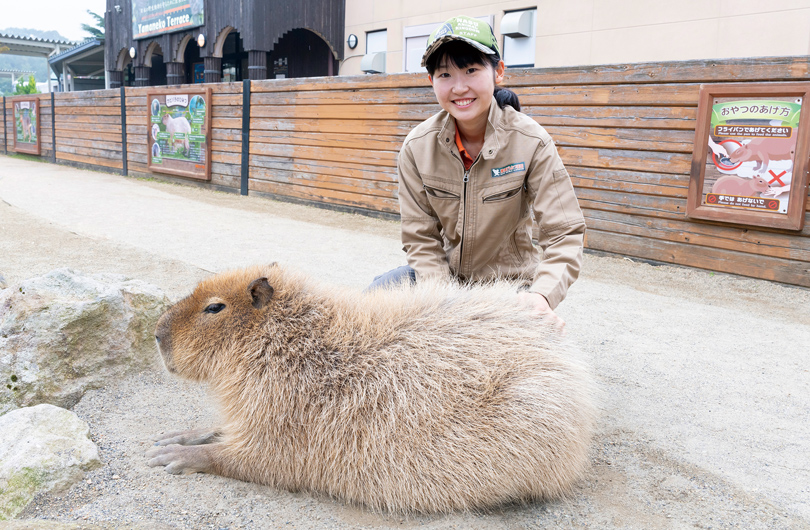 カピバラと記念撮影する大神さん