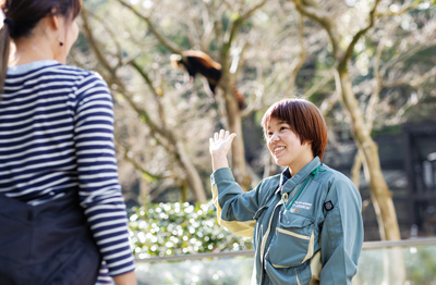 来園者に説明する日髙さん