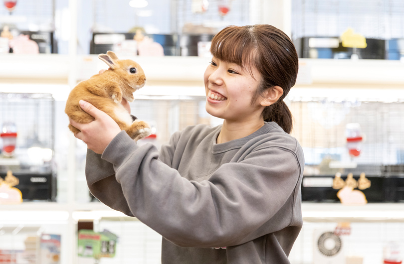 ウサギを抱える金城さん