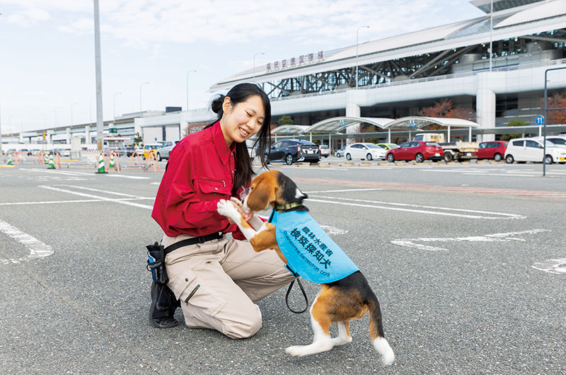 パートナー犬「ソル」とコミニュケーションをとる小川さん