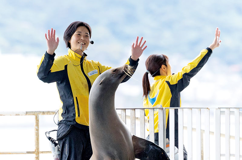 手を振る髙橋さん