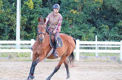 乗馬技術を磨く井上さん