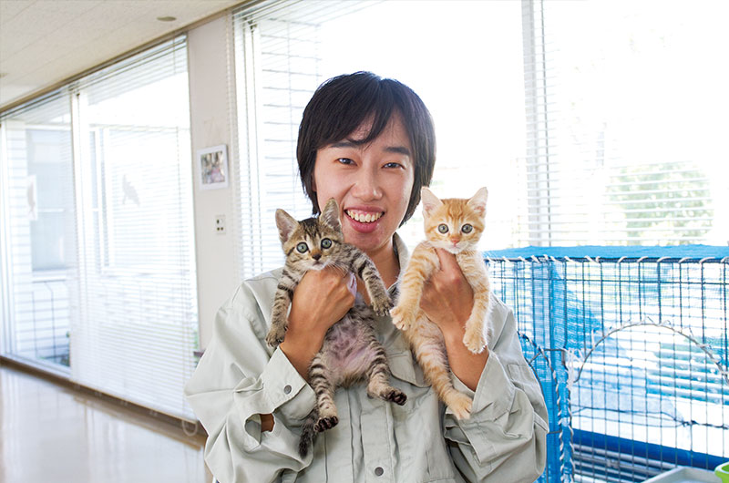 子猫を抱き抱える持永さん