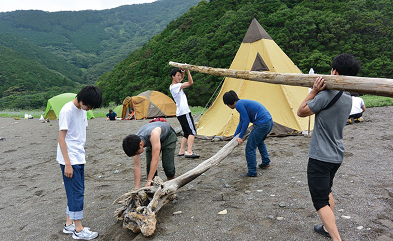 キャンプの準備をする学生たち