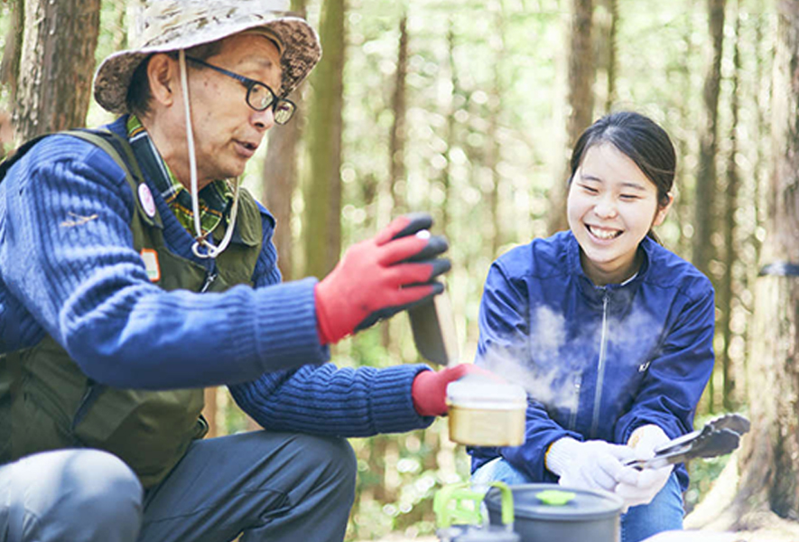 森の中で調理する男性と女性