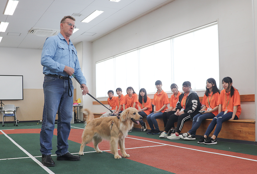 犬を抱く女性