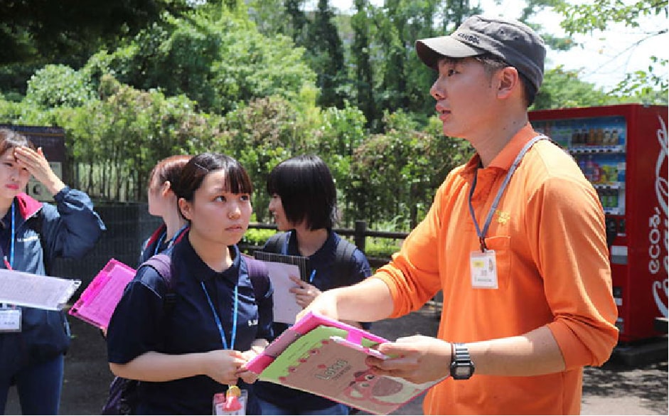 学生に説明する人